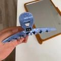 Dettaglio molletta per capelli in denim azzurro con decorazione fiocco in strass - Stile Dritto Blu Denim Chiaro / Lunghezza 13.5cm Larghezza 5cm