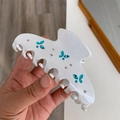 Dettaglio di un fermaglio per capelli in acrilico bianco con motivi floreali in strass blu - Pinza Farfalla Strass Bianca