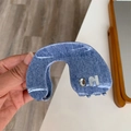 Dettaglio della pinza per capelli in denim blu con lettera H metallica e strass brillante - Blu Denim Chiaro Stile Arco (Lettera H) / Lunghezza 8.8cm Larghezza 5.8cm