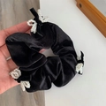 Elegante elastico in velluto nero con tre delicate decorazioni a fiocco di perle - Elastico per Capelli con Fiocco in Perle / Nero