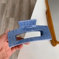 Dettaglio di una molletta quadrata con texture denim blu e design robusto e chic - Quadrato Geometrico Blu Denim Chiaro / Lunghezza 10.2cm Larghezza 5cm