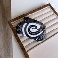 Detailopname van haarklem met hart- en sterpatroon gepresenteerd op fluwelen display - Koffie Grijs Serie