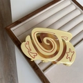 Detail van de creatieve latte-haarklem met rode hartpatronen en getekende sterelementen - Koffie Geel Serie