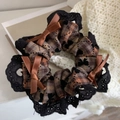 Dettaglio dell'elastico scrunchie a quadri marroni con pizzo nero e piccoli fiocchi - Elastico Fiocco Caffè Nero