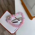 Dettaglio molletta a cuore in peluche rosa con strass a cuore e decorazioni a stella - Cuore (D2-089) / Rosa
