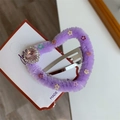Dettaglio del fermaglio a cuore in peluche viola con gemma rosa e paillettes a stella - Cuore (D2-089) / Viola