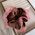 Chouchou en velours marron avec bordure en dentelle rose pour coiffures élégantes - Chouchou marron