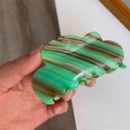 Vue détaillée de la grande pince à cheveux en acétate avec motif marbré vert et brun - Marbre Vert