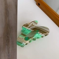 Dettaglio della molletta per capelli in acetato verde marmorizzato con molla in metallo - Motivo Pittura a Olio Verde