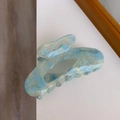 Dettaglio molletta per capelli in acetato marmorizzato blu e bianco con logo - Motivo Pittura a Olio Blu