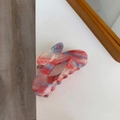 Vista dettagliata della trama marmorizzata di una clip per capelli media rosa e blu - Motivo Pittura a Olio Rosso Rosa