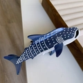 Vue détaillée d'une pince à cheveux requin-baleine bleue en acétate avec motifs blancs - Style Requin Tacheté Bleu