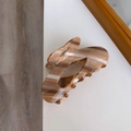 Dettaglio molletta per capelli ambrata marmorizzata con logo dorato in acetato - Motivo Pittura a Olio Caffè