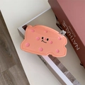 Detail von rosa Käse Haarklammer mit Comic-Gesicht und Bär auf einer Geschenkbox - Rosa