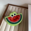 Detailweergave van de cartoon watermeloen haarklem met strass steentjes en oogjes - Strass Kikker Haarklem