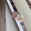 Close-up of cute white cat hair claw clip made of acetate with gold details - Lucky Cat Duckbill Clip