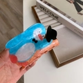 Dettaglio della clip per capelli a forma di pinguino con trama marmorizzata e smoking - Pinguino