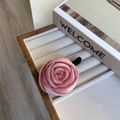 Détail de la pince à cheveux rose en velours avec fermoir en métal et pétales texturés - Pince à Cheveux Rose