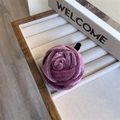 Pince à cheveux élégante en velours violet en forme de rose au design floral réaliste - Barrette Violette
