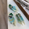 Detail van feestelijke mopshond haarclips gemaakt van kleurrijk acetaat met porseleineffect - Kerst Mops Haarklem