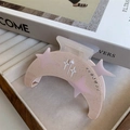 Dettaglio del fermaglio a mezzaluna con paillettes rosa, stelle, perle e piccoli strass - Rosa
