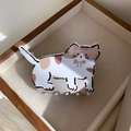 Primer plano de una pinza para el cabello de gato en acetato blanco y rosa sobre bandeja - British Shorthair
