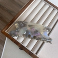 Détail d'une grande pince à cheveux en acétate gris fumé avec fini nacré irisées - Texture de Marbre Gris