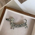 Dettaglio del fermaglio per capelli a bassotto con trama in acetato e strass arcobaleno - Stile Cane che Scodinzola a Pois