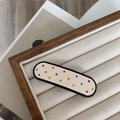 Detail van elegante beige en zwarte haarklem met kleurrijke strass-steentjes decoratie - Veerclips / Beige Zwart Kleurblok