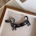 Dettaglio del fermaglio per capelli a bassotto in acetato nero con orecchie di strass - Stile Cane che Scodinzola Nero
