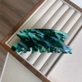 Détail d'une pince à cheveux en acétate avec des motifs marbrés verts et blancs - Bleu à motifs