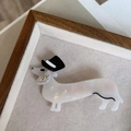 Détail de la pince à cheveux teckel en acétate nacré avec chapeau et strass brillants - Style Chien à Chapeau Blanc Sirène