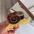 Detail der schneckenförmigen Haarklammer mit Schildpattmuster aus Acryl-Finish - Schnecke Haarklammer