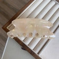 Vue détaillée d'une pince à cheveux élégante en acétate marbré crème sur boîte - Light Yellow Marble
