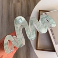 Détails de la grande pince à cheveux ondulée en acrylique avec texture marbrée verte et ressort - Tons Vert Clair
