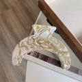Dettaglio della grande molletta per capelli in acetato con design a luna in marmo crema - Pinza Mezzaluna Marmo Bianco Crema