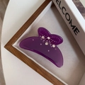 Détail d'une pince à cheveux papillon en acide acétique violet avec des strass brillants - Violet