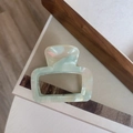 Detail der minimalistischen Haarklammer aus Acetat mit grüner Marmorstruktur - Hellblau Marmor Rechteckige Klammer