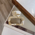 Details einer eleganten Haarklammer mit Marmortextur auf einem Holztablett - Cremeweiß Marmor Rechteckige Klammer