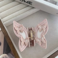 Detalle de pinza para el pelo de mariposa rosa y blanca con muelle de metal dorado - Pinza de Mariposa Rosa