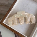 Détail de la pince à cheveux en acétate crème et rose avec texture nacrée - Light Yellow Marble