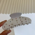Detailweergave van een grote crèmekleurige haarklem met kleurrijke fonkelende steentjes - Witte Multi-Color Strass Haarklem
