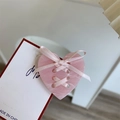 Detalle de horquilla de corazón rosa veteado con lazo en tarjeta blanca - Pinza Lateral Corazón Rosa (5484797415787)