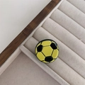 Detalle de una pinza para el pelo redonda de fútbol amarillo con acabado de esmalte brillante - 2.5cmx2.3cm / Fútbol Negro y Amarillo