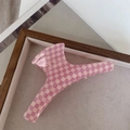 Dettaglio di una molletta per capelli in acrilico a quadretti rosa su vassoio in velluto - Quadretti Rosa Porpora