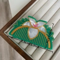 Groene acetaat orchidee bloem haarklem met gouden rand en parelmoer afwerking 7.5cm - Groene Bloem Kam Haarklem