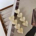 Fermagli per capelli a cuore in marmo crema con base dorata su sfondo elegante - Bianco Sporco