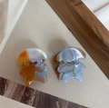 Détail de deux mini pinces à cheveux en acétate marbré au design de dessin animé poli - Ours Bleu Café