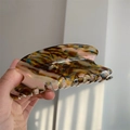 Grande pince à cheveux élégante en écaille de tortue avec touches bleues et roses - Texture Florale Mixte
