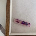 Dettaglio del fermaglio per capelli in acetato rosa con trama marmorea viola su vassoio - 1 Pezzo / Viola Texturizzato